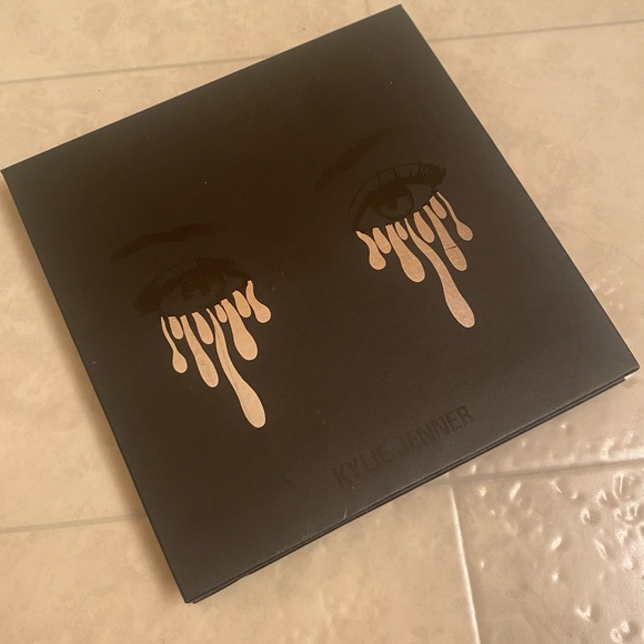 Kylie Cosmetics Halloween Palette - Picture 2 of 4
